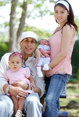 Foto de Yomo con su esposa e hijos