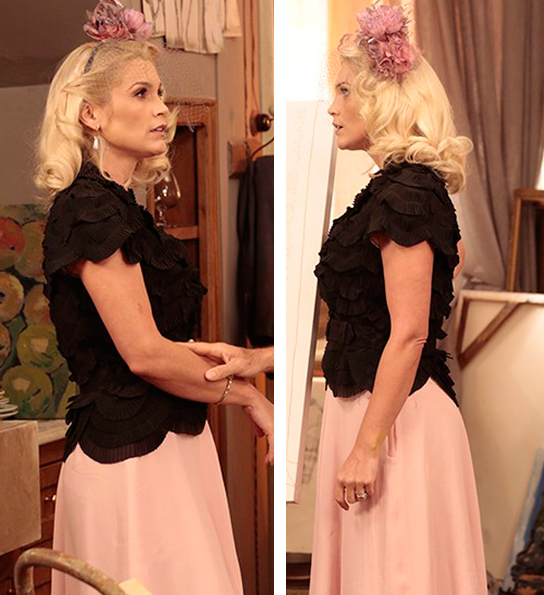 sandra em cena com blusa preta e saia rosa