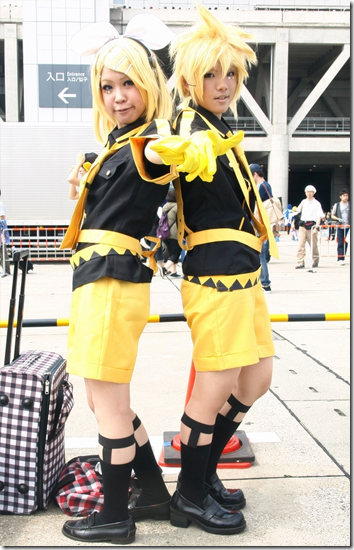 vocaloid 2 cosplay - karamine rin and len 02 from comiket 2010