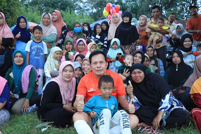 Walikota Prabumulih Bertanding Sepak Bola Friendly Match Antar Kabupaten/Kota Di Desa Nusa Makmur Banyuasin