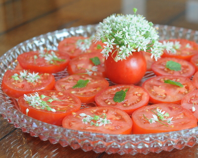 Sliced Tomatoes with Garlic Chive Flowers, another Pretty Way to Serve Tomatoes @ AVeggieVenture.com.