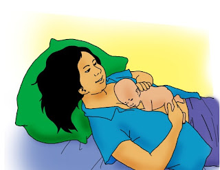 Bayi baru lahir diletakan di dada ibu untuk Inisiasi Menyusu Dini (IMD)