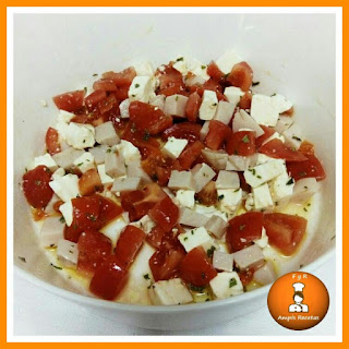 Ensalada-de-tomate-queso-y-pavo