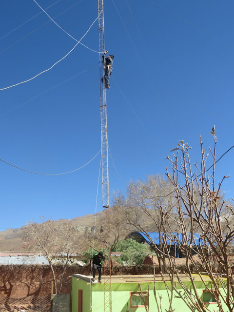 Franz der den vom Wind abgerissenen 40 m-Dipol wieder aufhängt. Dazu klettert er 20 m den Turm rauf.