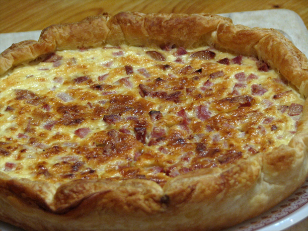 Quiche de jamón y salchichas