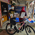 Relawan TBM Cahaya Ilmu Mekar Baru mendapatkan hadiah sepeda dari Presiden Republik Indonesia