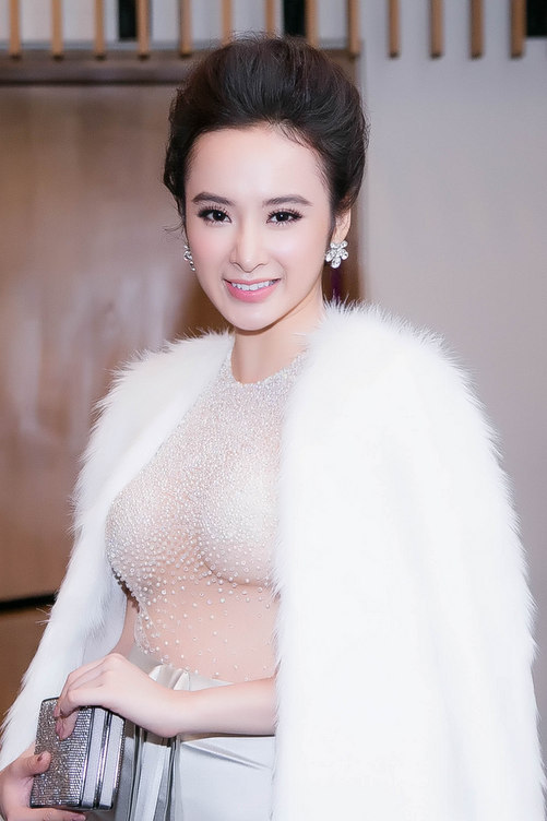 Angela Phương Trinh, Hạ Vi đọ nhan sắc với váy xuyên thấu