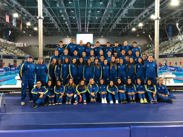 Delegação brasileira da natação posa para foto no Centro Aquático de Lima