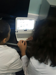 se observan dos alumnos navegando con sus netbooks en la página oficial de la empresa