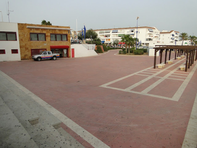 Plaza en la que termina el paseo marítimo de la playa de la Barrosa, con algunos edificios.