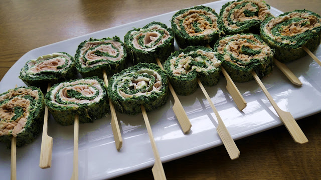 Spinatlachsrolle auf kleinen Spießen