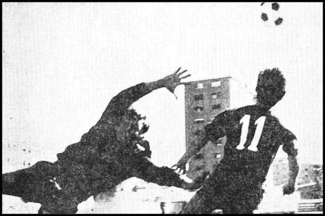 El guardameta rayista Gómez sale ante un balón persguido por Román. A. D. RAYO VALLECANO 2 REAL VALLADOLID DEPORTIVO 0 Domingo 26/10/1969 11:30 horas Campeonato de Liga de 2ª División, jornada 8 Madrid, estadio de Vallecas