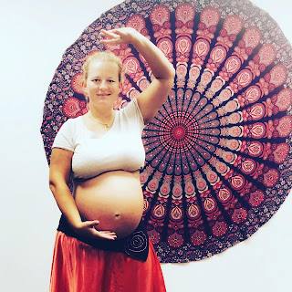 těhotná žena tančí orientální tanec/ a pregnant woman bellydancing