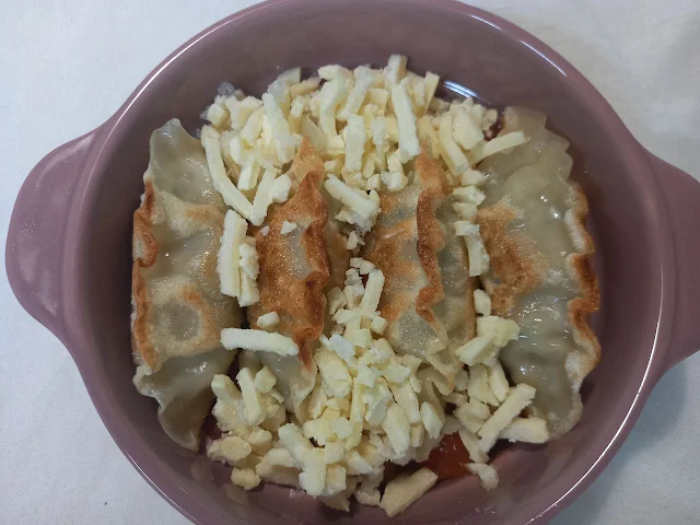 모차렐라 치즈를 듬뿍 뿌리기