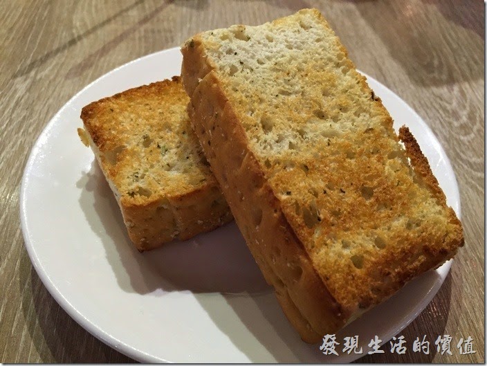 台南-235巷pasta。套餐的麵包，使用厚片土司下去烤過，不錯吃，但是沒有塗什麼醬料，所以吃起來有點單調，可以沾濃湯食用。