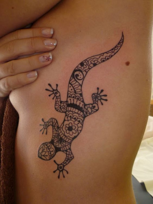 Lizard-made-by-Flowers-Pattern-Ribs-Side-Tattoo