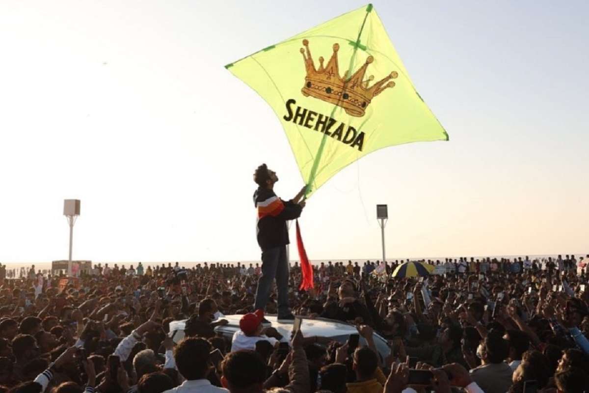 कार्तिक आर्यन ने कच्छ के रण में उड़ाई 'शहजादा' की पतंग