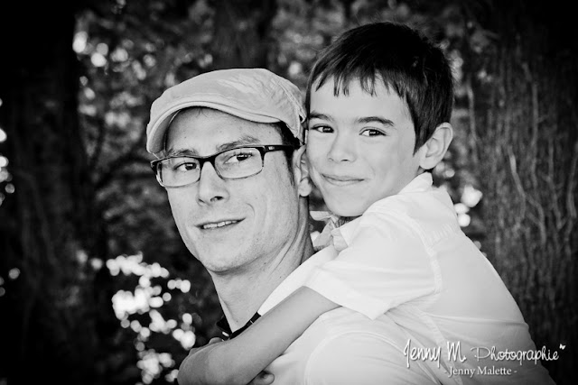 portrait photo noir et blanc enfant garçon et son papa photo enfant sur le dos de papa