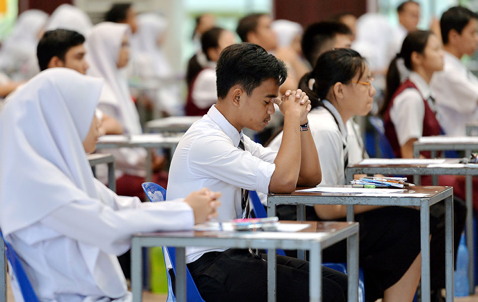 Pelajar Dilema Tidak Dibenar Duduki SPM - SMK Tengku Intan 