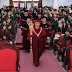 Yêu cầu hiệu trưởng cầm quyền trượng trong lễ trao bằng tốt nghiệp phải báo cáo