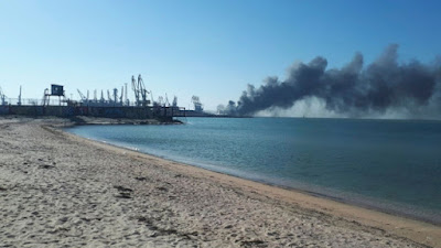 A Marinha da Ucrânia informou que afundou o navio russo Orsk no Mar de Asov, perto da cidade portuária de Berdyansk (Foto: AP)