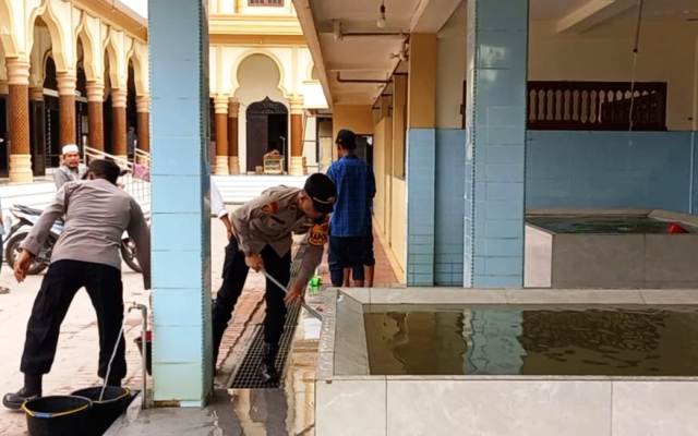 Sambut Bulan Suci Ramadhan, Kapolsek Pantee Bidari Pimpin Gotong Royong Bersihkan Masjid