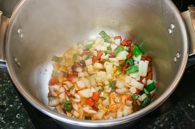 Imagen de preparación de garbanzos con costillas y arroz