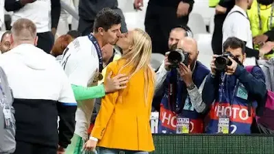 Thibaut Courtois kisses gf