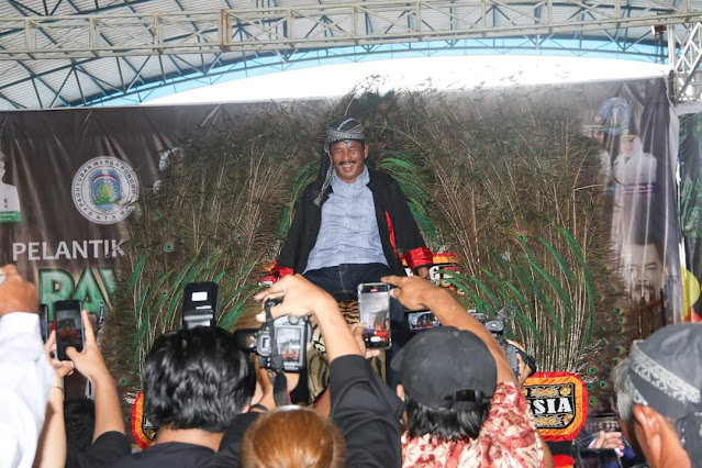 Lantik Pengurus Pawargo, Rudi Disarungkan Baju Khas Baju Ponorogo Oleh Bupati Sugiri