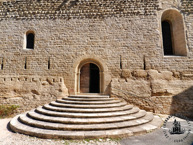 ANSOUIS (84) - Eglise romane fortifée Saint-Martin 