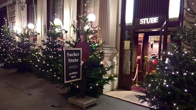 Mallaspulla matkailee Cafe Sacher sacher stube Wien Itävalta