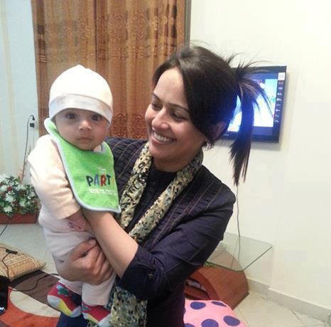 News  Celebrities on Geo S News Caster  Ayesha Bakhsh  With Her Son Pakistan Celebrities