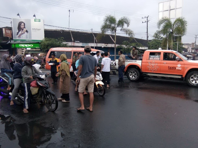 Anak HW berbagi di Alun-alun Kalisat