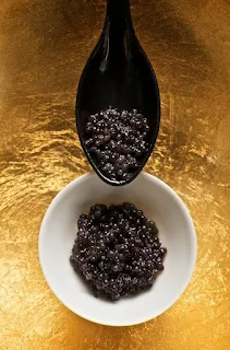 الكافيار الأسود، ويلاحظ استخدام اطباق وملاعق مصنوعة من مواد خاصة حتى لا يفسد طعمه