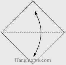 Bước 1: Gấp đôi tờ giấy để tạo nếp gấp, sau đó lại mở ra.