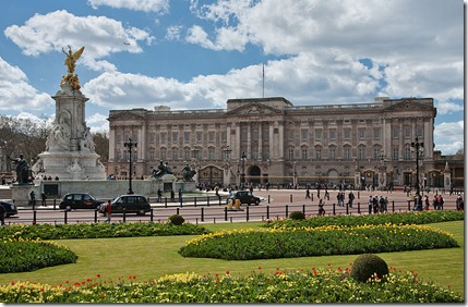 800px-Buckingham_Palace,_London_-_April_2009