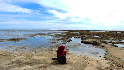 Garut Selatan dan Eksotisme Pantai Santolo Yang Sedang Surut