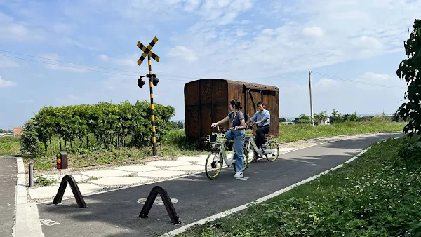 ▲獨特的鐵道風情及田野風光，已吸引許多國內外自行車客前來騎乘體驗。（彰化縣政府提供）