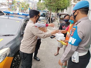 Polsek Tegalrejo Bagikan Takjil Gratis Jelang Buka Puasa