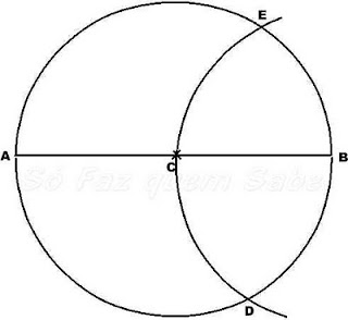 Traçar um arco que intersecte a circunferência nos pontos D e E. A, D e E dividem a circunferência em três arcos iguais