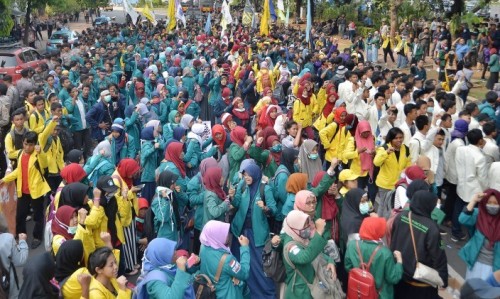 Mahasiswa se-Indonesia Gelar Aksi Demo di DPR dan Istana Negara