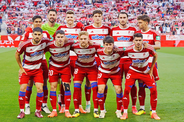 📸GRANADA C. F. 📆5 mayo 2024 ⬆️Matías Arezo, Augusto Batalla, Gerard Gumbau, Miguel Rubio, Ignasi Miquel, Lucas Boyé. ⬇️Bruno Méndez, Sergio Ruiz, Kamil Jóźwiak, Facundo Pellistri, Carlos Neva. SEVILLA F. C. 3 🆚 GRANADA C. F. 0 Domingo 05/05/.2024, 21:00 horas. Campeonato de Liga de 1ª División, jornada 34. Sevilla, estadio Ramón Sánchez Pizjuán: 32.658 espectadores. GOLES: ⚽1-0: 11’, Marcos Acuña. ⚽2-0: 51’ Youssef En-Nesyri. ⚽3-0: 80’, Dodi Lukebakio.