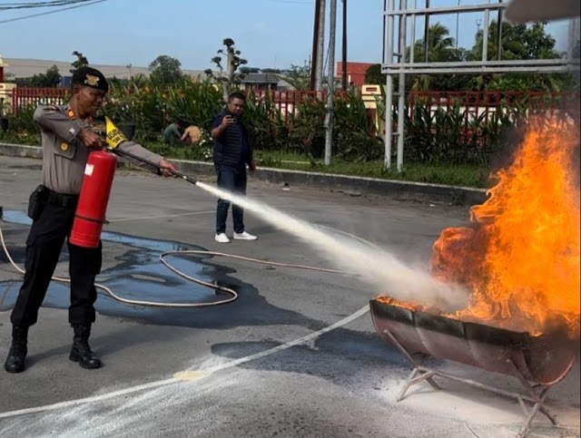 Pertamina Patra Niaga Latih Personel Polres Belawan Cara Penggunaan APAR