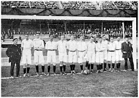 SELECCIÓN DE HOLANDA - Temporada 1911-12 - Edgar Chadwick (entrenador), Nico Bouvy, Just Göbel, David Wijnveldt, Huug de Groot, Jan van Breda Kolff, Bok de Korver, Constant Feith, Nico de Wolf, Dirk Lotsy, Jan Vos, Cees ten Cate, Hirschmann (presidente) - SUECIA 3 (Iwar Swensson 2 y Erik Börjesson) HOLANDA 4 (Nico Bouvy 2, Jan Vos 2) - 29/06/1912 - Juegos Olímpicos de Estocolmo de 1912, 1ª ronda - Solna, Estocolmo, Suecia, estadio Rasunda