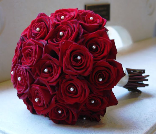 Gambar Buket Bunga Mawar Merah Cantik_Beautiful Red Roses Bouquet_Karangan Bunga Mawar Merah Cantik Romantis untuk Pacar Pengantin atau Kekasih