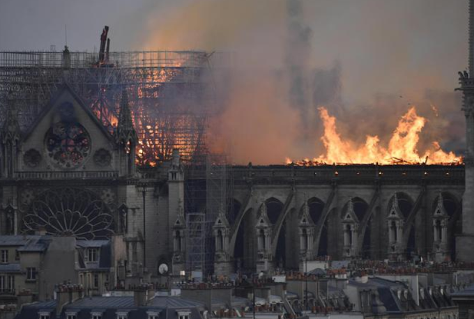 Parigi, Notre-Dame devastata da un incendio