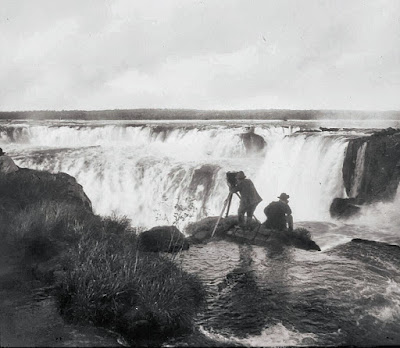 Los productores de Burton Holmes Films , fotografiando las Cataratas del Iguazu en el año 1911