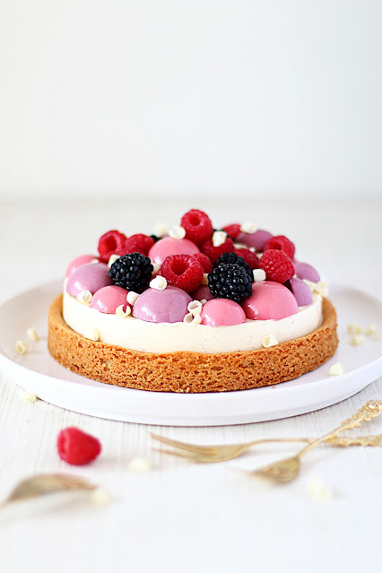 Witte chocoladebavaroistaart met frambozen & bramen