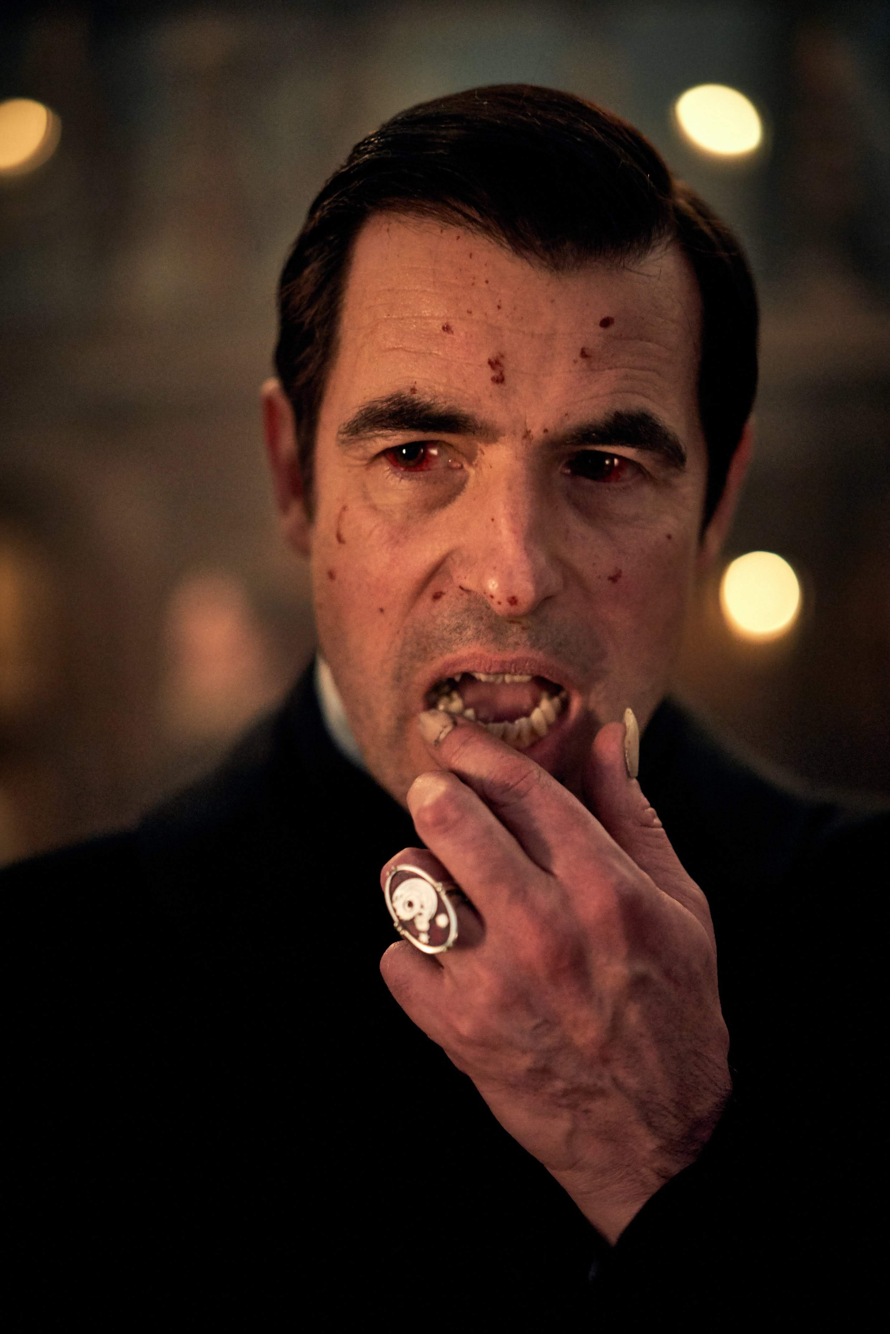 Dracula : 人気TVシリーズ「シャーロック」の仕掛け人たちが、故ブラム・ストーカーが世に送り出した吸血鬼を復活させた話題のミニ・シリーズ「ドラキュラ」の予告編を初公開 ! !