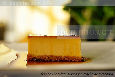 Flan de chocolate blanco y bizcocho de almendra